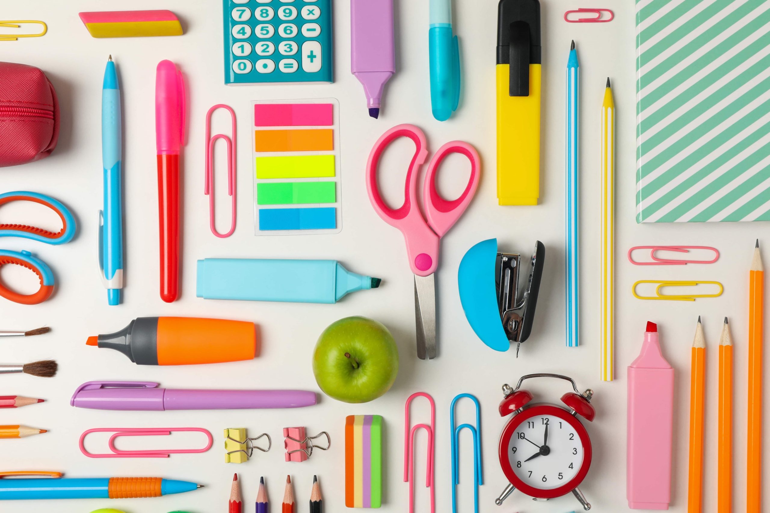 flat-lay-with-different-school-supplies-on-white-b-2023-11-27-04-55-37-utc 2 Surtido de material de oficina: bolígrafos, carpetas, tijeras y artículos escolares